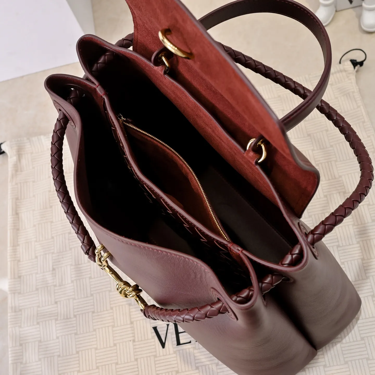 Batch 2360 #Bv New Ciao Ciao handbag Ciao Ciao means "hello" and "goodbye" in Italian, showing a relaxed and casual lifestyle ⭐️Made of Dutch Silky Calf calf leather ~ silky to the touch. The leather is thick, and the suede lining is soft and comfortable. The relaxed feeling of stacked smooth leather, the representative woven element shoulder strap, and the perfect embellishment of golden buckles 💥The bag has a unique shape, casual and exquisite, and super practical ☄️Carry Ciao Ciao to accompany you in various occasions, and be the most stylish you 🎀 Model: 7231 Size: 34x26x15